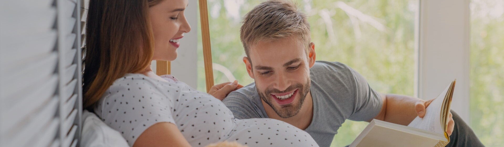 dad reading book to pregnant woman dad reading book to pregnant woman